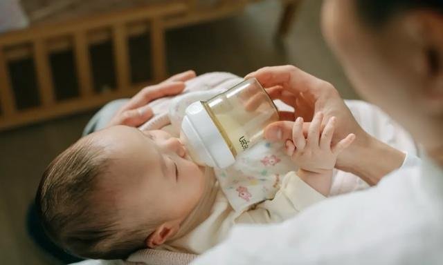5步掌握奶瓶喂养技巧，新手爸妈必备指南