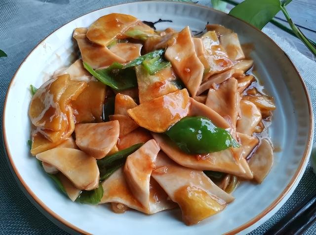 土豆别再炖肉吃，加它炒一炒，两样食材一锅出，软糯入味超下饭